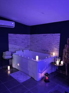 LeStudio83210 Loveroom jacuzzi balneo petit déjeuner inclus meublé de tourisme 3 étoiles - Belgentier - 0