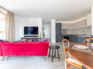 Stylish 3 Bed 2 Bath Flat Lake Views Parking Pass the Keys - Londra - 4
