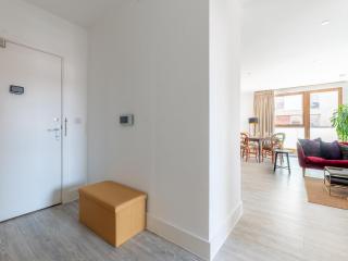 Stylish 3 Bed 2 Bath Flat Lake Views Parking Pass the Keys - Londra - 2