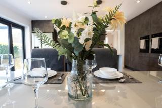 Stalybridge Sanctuary - Luxe Hot Tub Retreat - 5