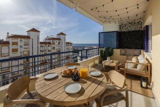 AR20 Stunning two-bed with sea views - 0