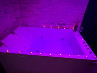 LeStudio83210 Loveroom jacuzzi balneo petit déjeuner inclus meublé de tourisme 3 étoiles - Belgentier - 9