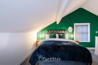 Beautiful Bradford 3 Bedroom Home Sleeps 8 with Parking by PureStay - 6