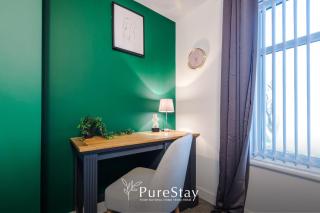 Beautiful Bradford 3 Bedroom Home Sleeps 8 with Parking by PureStay - 3