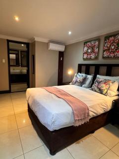 Accommodation Front - 4 Sleeper Penthouse with Rooftop Pool - Durban - 3