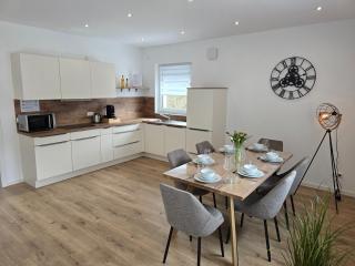 ADA5, Apartment mit Küche, Badewanne, Balkon, Terrasse, Parkplatz vor dem Haus, ruhig gelegen - Kulmbach - 1