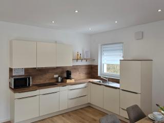 ADA5, Apartment mit Küche, Badewanne, Balkon, Terrasse, Parkplatz vor dem Haus, ruhig gelegen - Kulmbach - 4