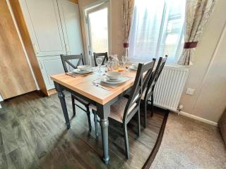 Modern 8 Berth Caravan With Decking At Naze Marine Park, Ref 17006Tw - Walton-on-the-Naze - 9
