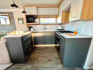 Modern 8 Berth Caravan With Decking At Naze Marine Park, Ref 17006Tw - Walton-on-the-Naze - 8