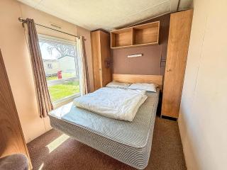 10 Berth Caravan For Hire At Seawick Holiday Park In Essex Ref 27102Sw - Clacton-on-Sea - 1