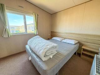 6 Berth Caravan For Hire With Wifi At Seawick Holiday Park In Essex Ref 27025Hv - Clacton-on-Sea - 7