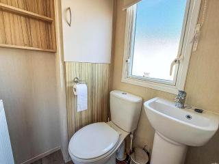 6 Berth Caravan For Hire With Wifi At Seawick Holiday Park In Essex Ref 27025Hv - Clacton-on-Sea - 9