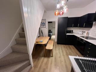 Altrincham House - 2BR - Sleeps 6 - WiFi - Parking - Broadheath - 3