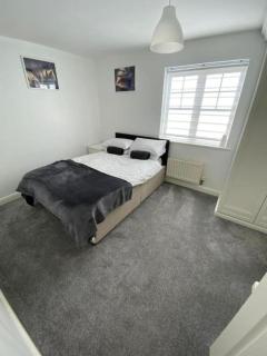 3 Bed House - Sleeps 6 - Parking - Wifi - 5