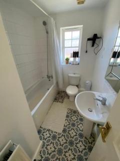 3 Bed House - Sleeps 6 - Parking - Wifi - 3