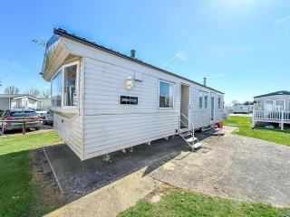 Superb Caravan At Seawick Holiday Park, Sleeps 8 Ref 27202Sw - Clacton-on-Sea - 0