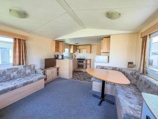 Cosy 8 Berth Caravan At Highfield Grange Holiday Park In Essex Ref 26724Wr - 4
