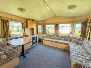 Cosy 8 Berth Caravan At Highfield Grange Holiday Park In Essex Ref 26724Wr - 3