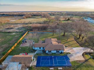 Mustang Memories-Cozy gatherings & Outdoor fun - 0