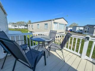 Beautiful Caravan With Decking Wifi At St Osyth Beach Holiday Park Ref 28077Dw - Clacton-on-Sea - 1