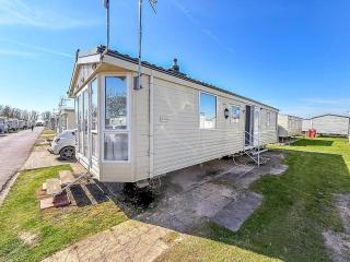 4 Berth Caravan For Hire Near On-Site Amenities In Essex Ref 28115G - Clacton-on-Sea - 0