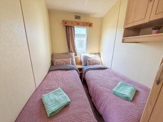 Superb 8 Berth Caravan At Seawick Holiday Park In Essex, Ref 27075Sw - Clacton-on-Sea - 2