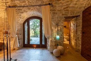 Medieval Tower In Sibillini Mountains Park - Vetice - 1