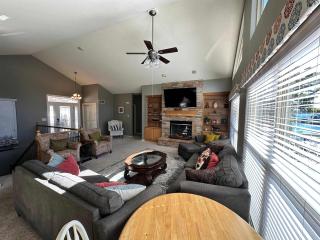 Lake It Easy - Waterfront Getaway with 7 Bedrooms - Rocky Mount - 4