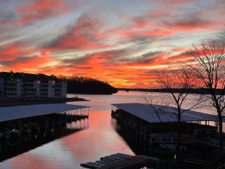 Lazy L at the Lake - Chic 3 BDR Condo with Boat Slip - Four Seasons - 4