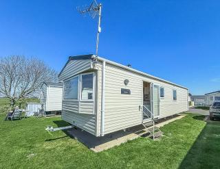 6 Berth Caravan For Hire With Wifi At Seawick Holiday Park In Essex Ref 27025Hv - Clacton-on-Sea - 0