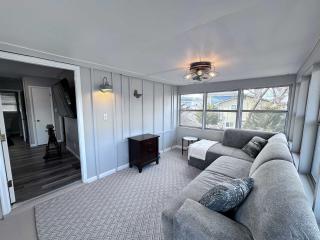 Red Deer Cabin - Stay for 8 - Sunrise Beach - 2