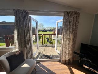 Magnolia Cabin, Pet Friendly, Free Hoburne Passes - South Cerney - 0