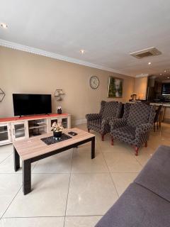 Accommodation Front - Fantastic 4 Sleeper With Canal Views - Durban - 0