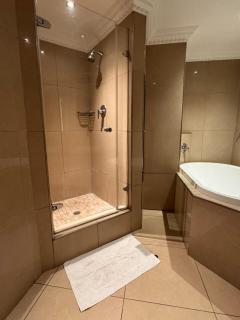 Accommodation Front - Fantastic 4 Sleeper With Canal Views - Durban - 4