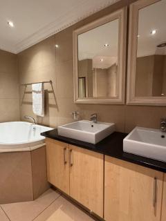 Accommodation Front - Fantastic 4 Sleeper With Canal Views - 3