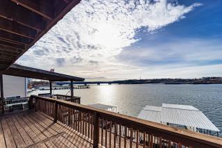 Redbud Retreat - Amenity Filled Waterfront Home - Osage Beach - 8