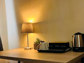 Cosy Double Room in Harrow & Wealdstone - Desk,Fast Free Wi-Fi,Near Station - 15 mins by train to Wembley Central & Euston - Harrow Weald - 7