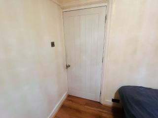 Cosy Double Room in Harrow & Wealdstone - Desk,Fast Free Wi-Fi,Near Station - 15 mins by train to Wembley Central & Euston - Harrow Weald - 6