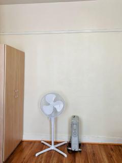 Cosy Double Room in Harrow & Wealdstone - Desk,Fast Free Wi-Fi,Near Station - 15 mins by train to Wembley Central & Euston - Harrow Weald - 5