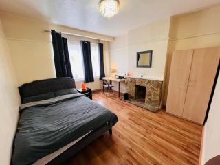 Cosy Double Room in Harrow & Wealdstone - Desk,Fast Free Wi-Fi,Near Station - 15 mins by train to Wembley Central & Euston - Harrow Weald - 2