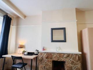 Cosy Double Room in Harrow & Wealdstone - Desk,Fast Free Wi-Fi,Near Station - 15 mins by train to Wembley Central & Euston - 1