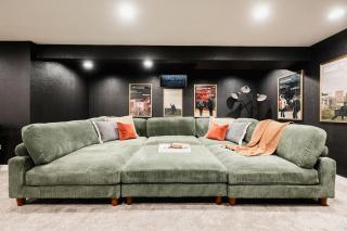 Luxe Home with Hot Tub Movie Room and Firepit Near Denver - 7