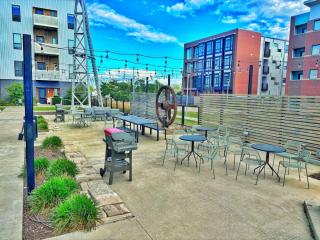 Zesty Orange Abode (438) - Des Moines - 5