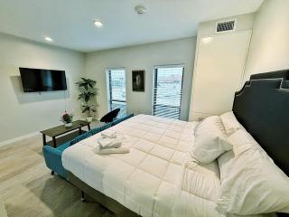Verdant Luxe Studio - Des Moines - 5