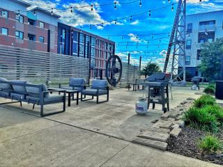 Verdant Luxe Studio - Des Moines - 1