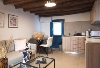 The Olive Maisonette - Two-Level Countryside Stay with Balcony and Garden Access - Peristerona - 8