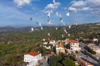 The Olive Maisonette - Two-Level Countryside Stay with Balcony and Garden Access - Peristerona - 4