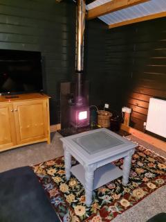 Chalet close to Heathrow T5, Windsor Castle, Legoland, Thorpe Park, with off road parking, free Wifi, private garden, spacious & fully equipped, cozy wood burner & comfy sofa, ideal for exploring London with trains to Waterloo, a beautiful unique retreat - 1