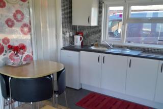 2 Bed-Sleeps 4-Pets-Parking-5 Min to Beach - 3