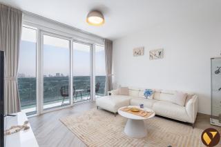 Vogue 17th Floor Balcony with Glow Garden and Sheikh Zayed View - Walkable to Metro, Wasl Residence - 2
